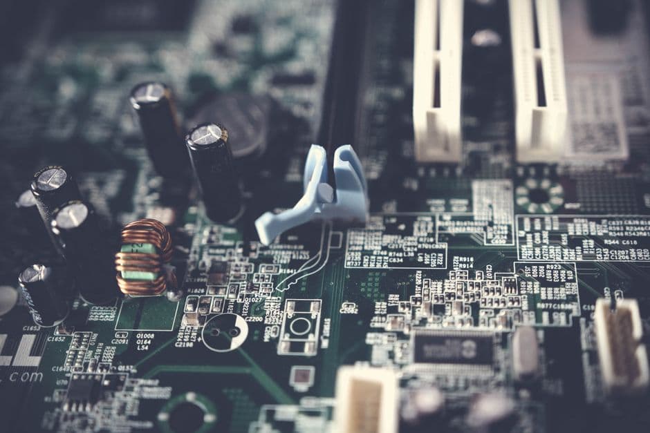Placa de circuito con efecto tilt‑shift, resaltando trazos metálicos, en la sala de chat de ICQ