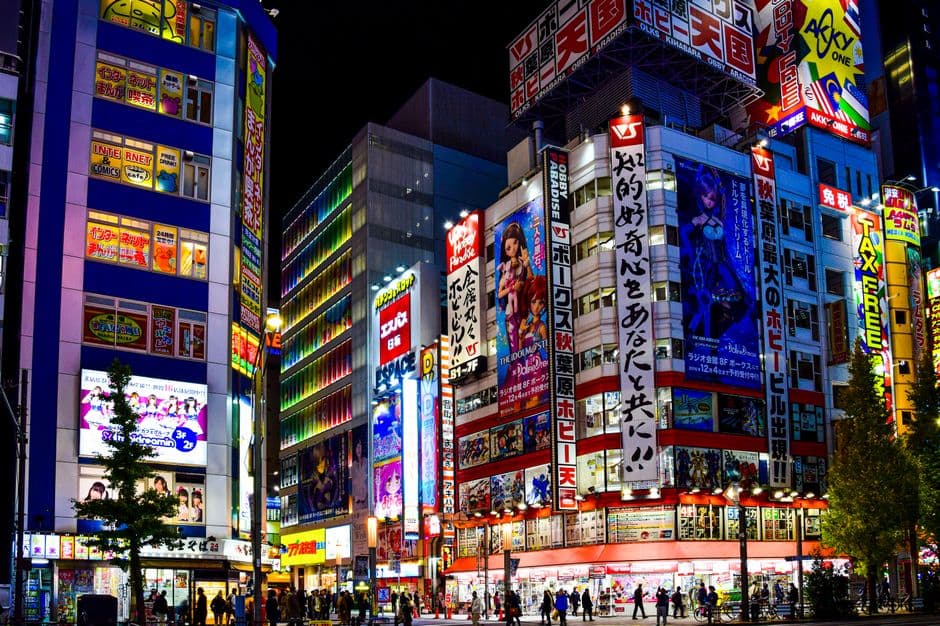 Edificios con letreros nocturnos Akihabara, en el chat de Frieren: Tras finalizar el viaje