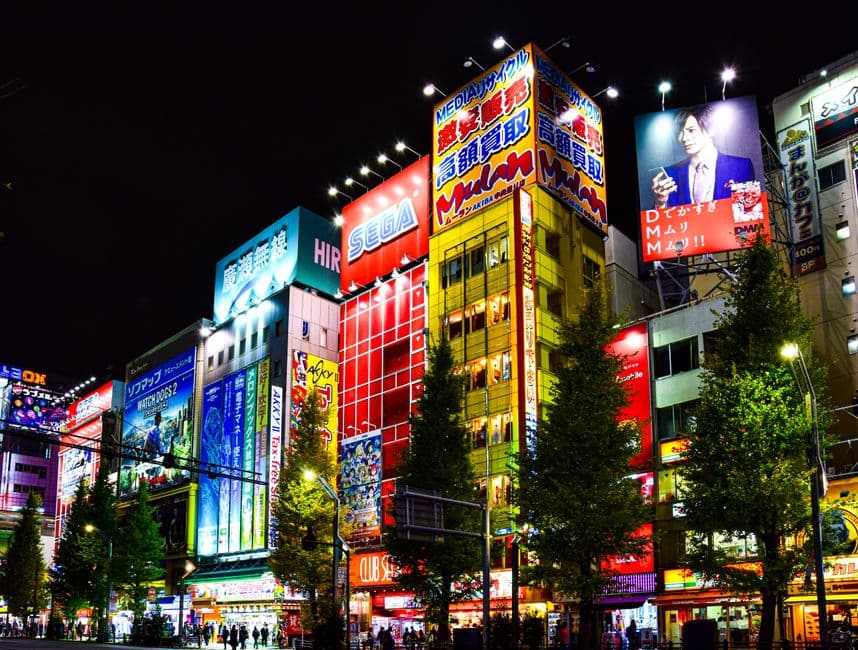 Edificios de neón y colores vivos en Akihabara, Tokio, Japón, en el chat de Death Note