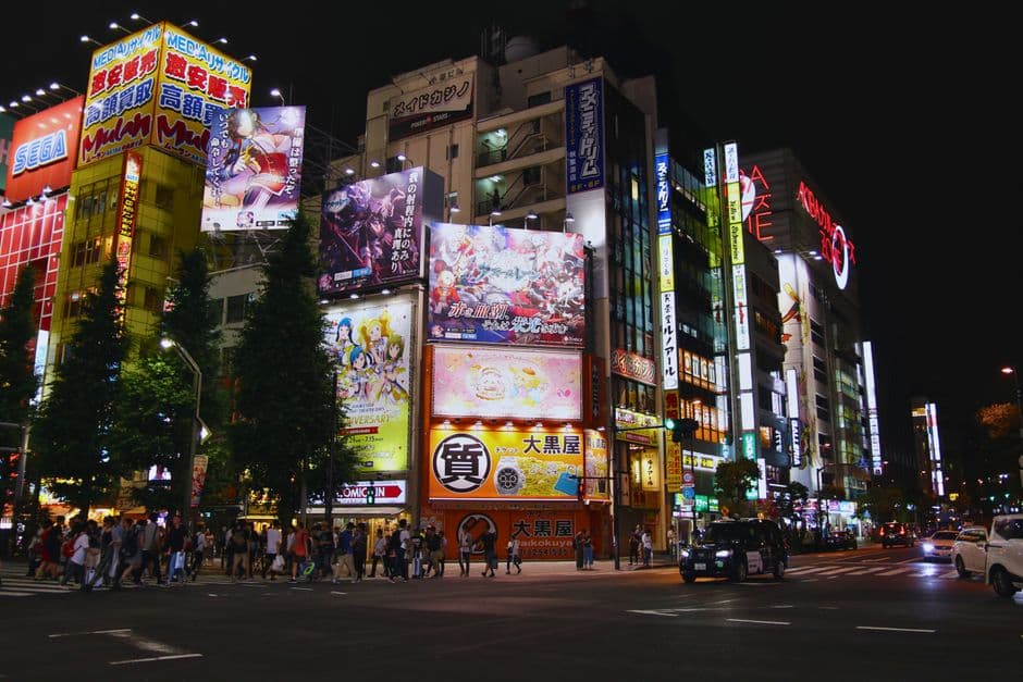 Calles iluminadas de Akihabara en la sala de chat de Hunter x Hunter