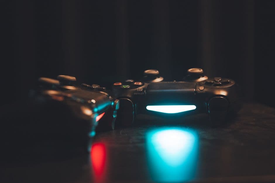 Control de videojuego sobre superficie oscura, en la sala de chat de God of War