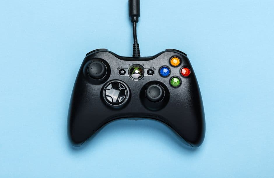 Controlador Xbox negro con botones, palanca, en el chat de Uncharted 4: El desenlace del ladrón