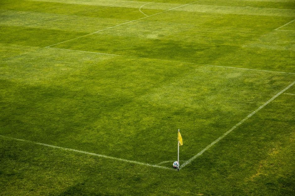Pelota bicolor sobre césped verde bajo sol, en la sala de chat de Atlético de Madrid