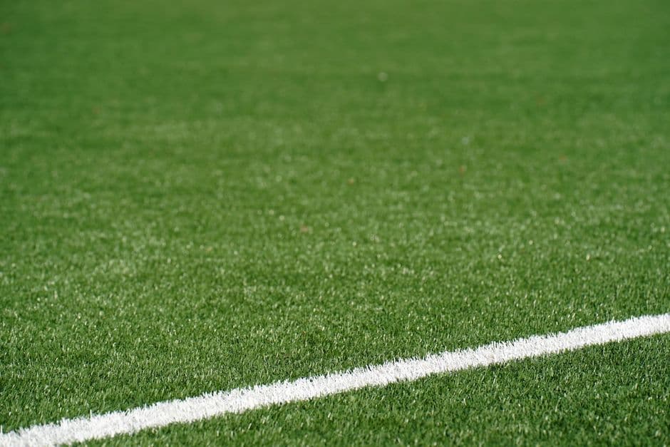Una línea blanca atraviesa el campo de fútbol, en la sala de chat de Villarreal CF