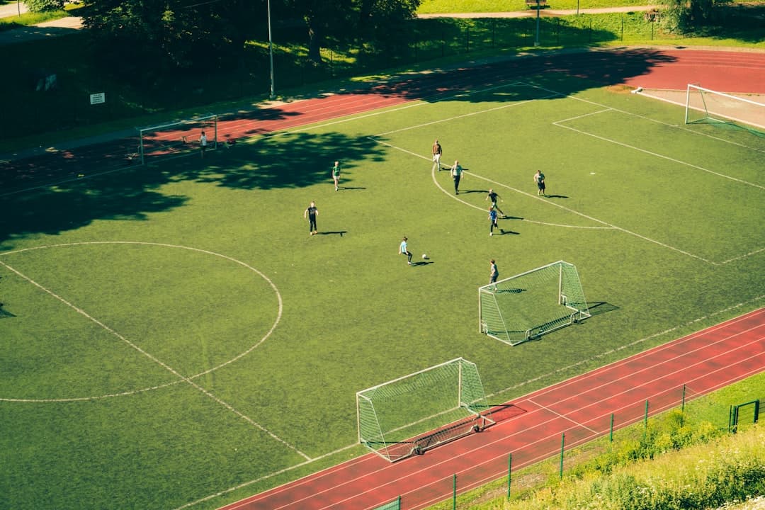 Personas jugando fútbol en campo verde, en la sala de chat de Racing de Santander