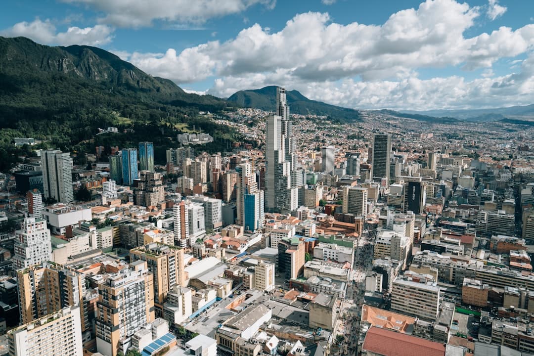 Edificios cercanos a una montaña con vista urbana, en la sala de chat de Latinchat Colombia