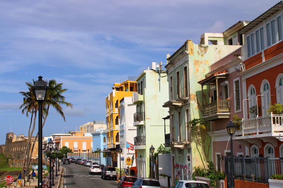 Calles coloridas con casas coloniales en San Juan, en el chat de Latinchat Puerto Rico
