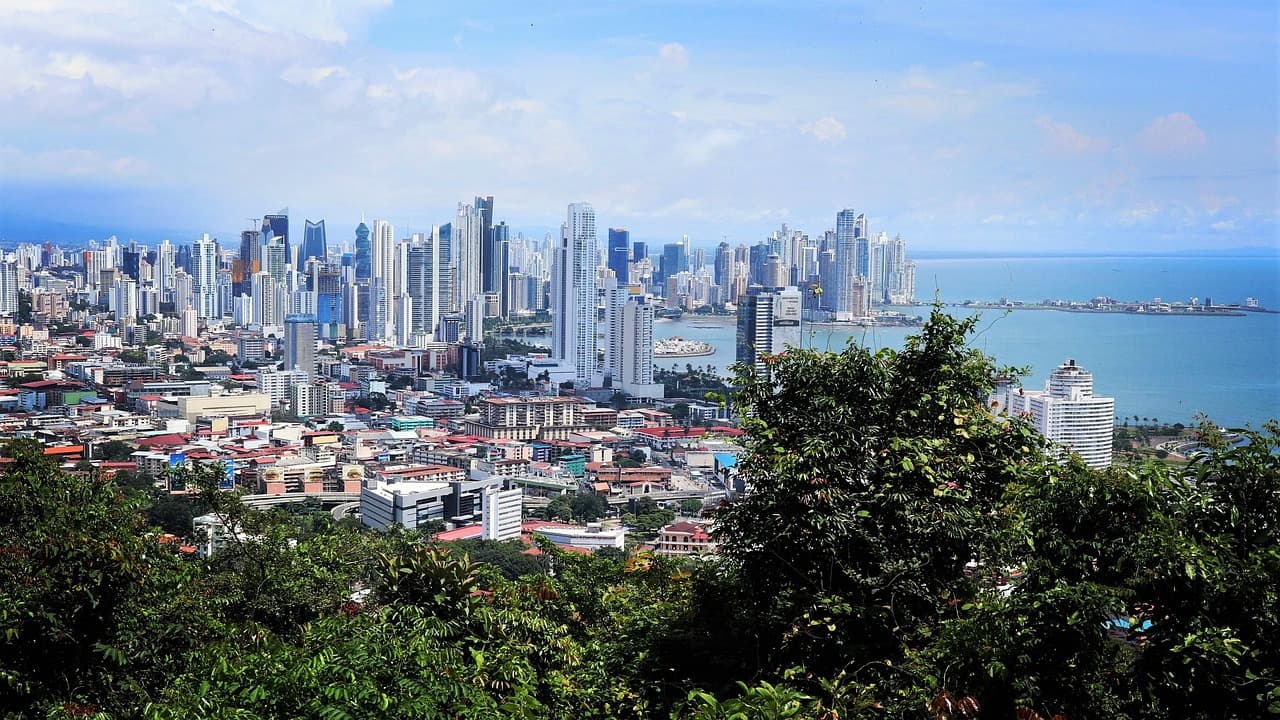 Rascacielos de Panamá con el mar de fondo, en la sala de chat de Latinchat Panamá