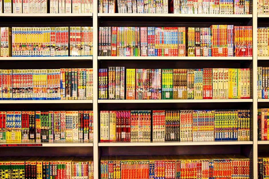 Libros y revistas de manga en una estantería, en la sala de chat de Latinchat manga y anime