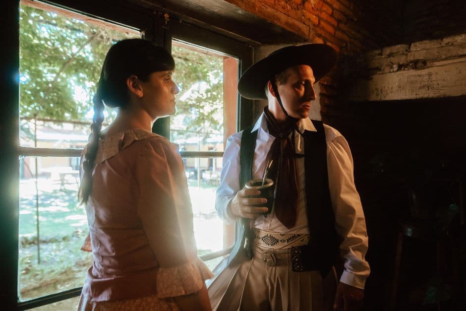 Gaucho argentino dentro, tomando mate, en la sala de chat de Argentina más de 40