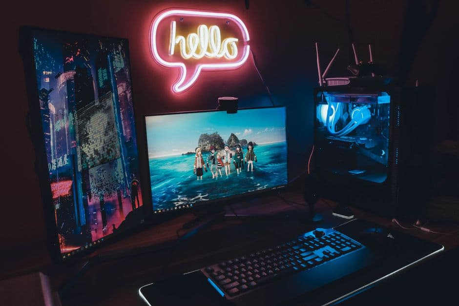 Monitor negro plano y teclado sobre escritorio oscuro, en la sala de chat de QuakeNet
