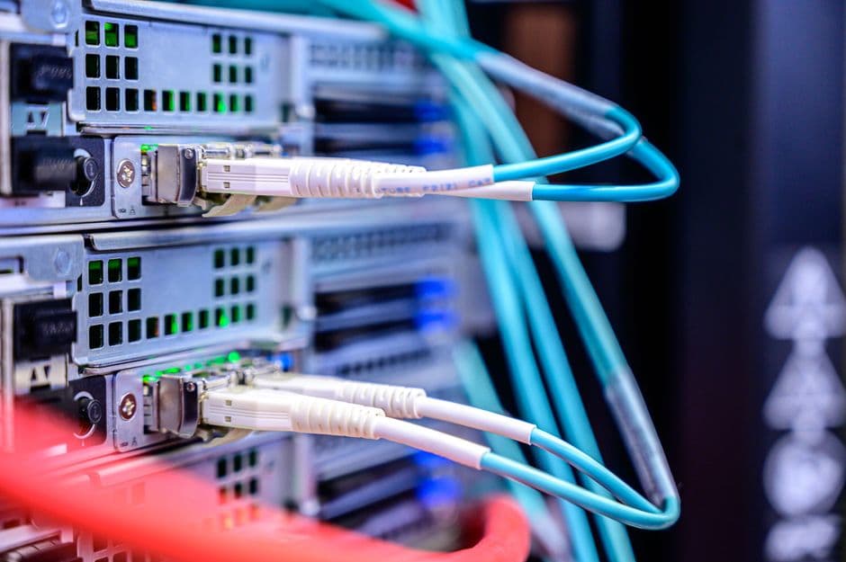 Primer plano de cables conectados a un servidor, en la sala de chat de RedHispana