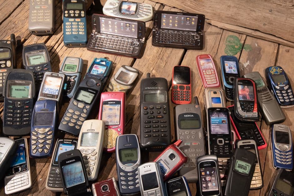 Pila de teléfonos móviles antiguos apilados, en la sala de chat de ICQ Argentina