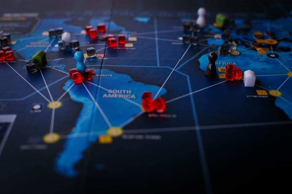 Fragmentos de rompecabezas distribuidos sobre un mapa mundial, en la sala de chat de Globalchat