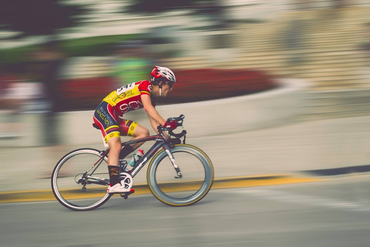 Ciclistas compitiendo en una carrera de bicicletas en la sala de chat de Ciclismo