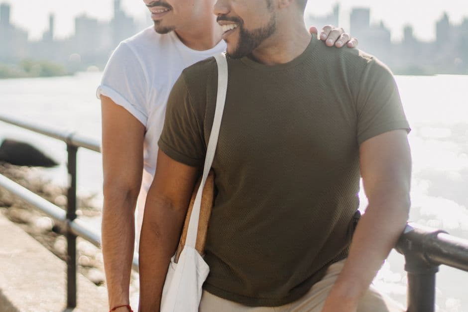 Dos hombres sonrientes juntos en la sala de chat de Gay Perú