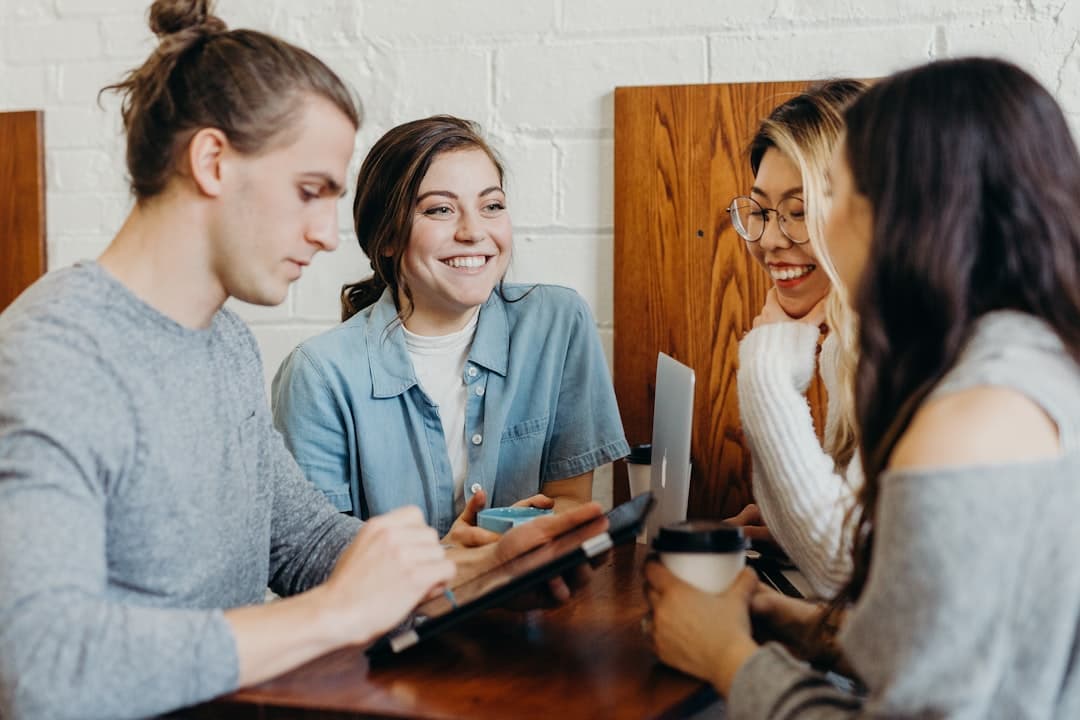 Amigos charlando en una cafetería, en la sala de chat de Chat Hispano