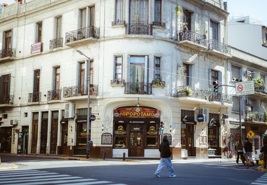 Calle con mesas del Café Hipopótamo y gente, en la sala de chat de Misiochat