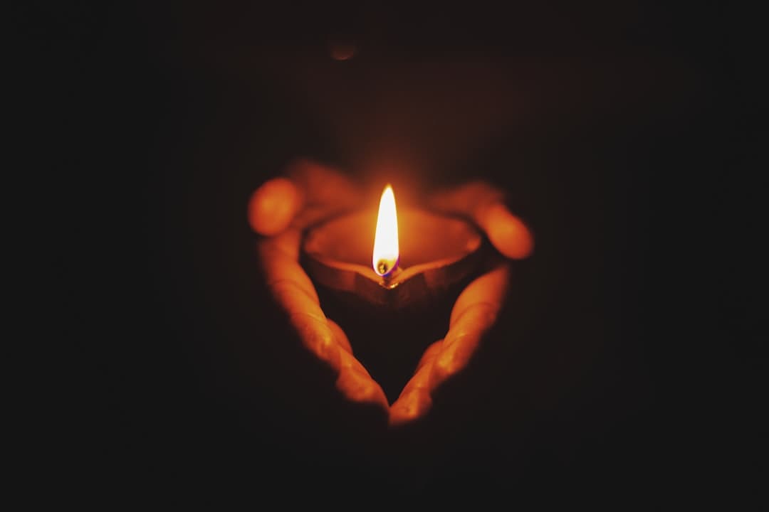 Persona sosteniendo una lámpara de aceite encendida en la sala de chat de Religión