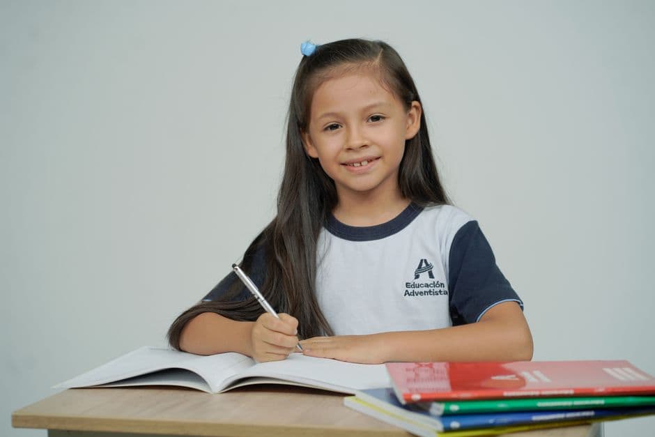 Niña estudia con libros, en el chat de Fallece Sam Neill, icónico actor de ‘Parque Jurásico’, a los 78 años