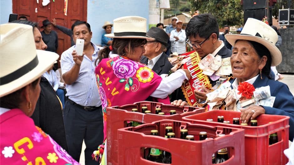 Personas comprando bebidas durante un festival público