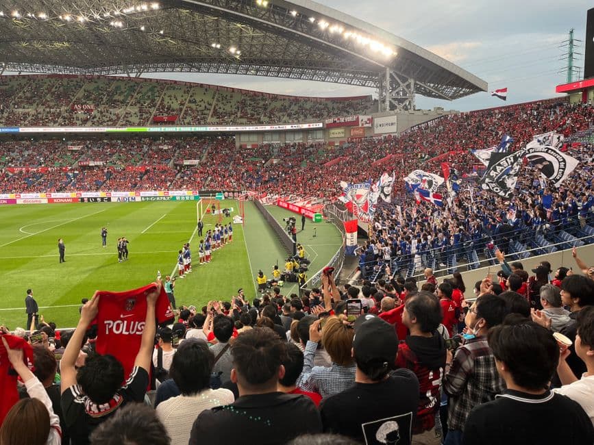 Un estadio de fútbol completamente lleno de aficionados