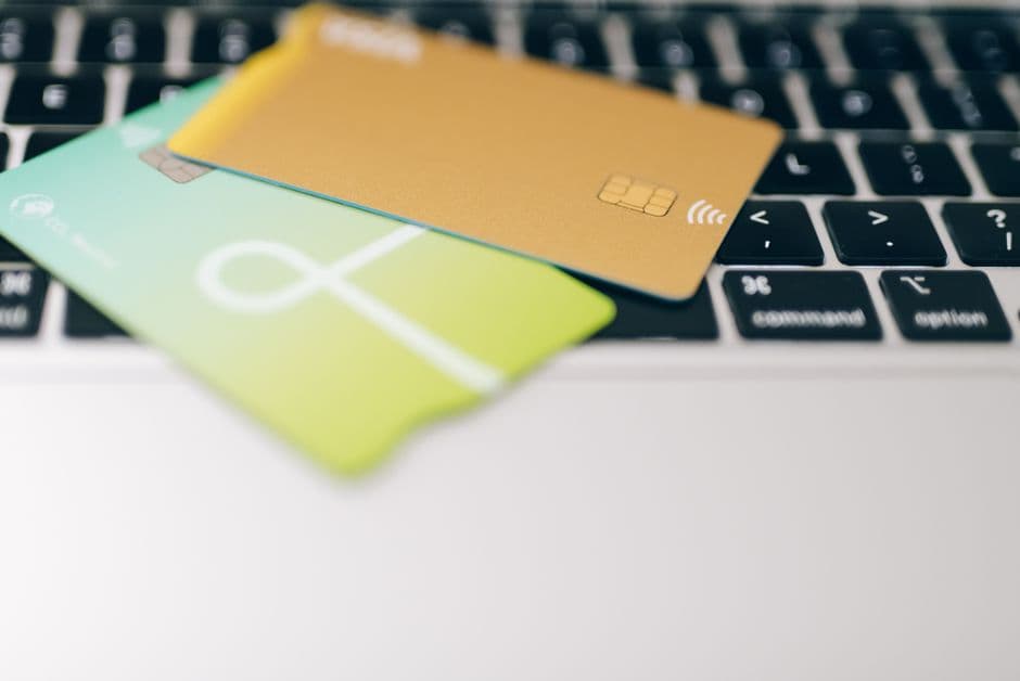 Primer plano de tarjetas de crédito sobre teclado portátil