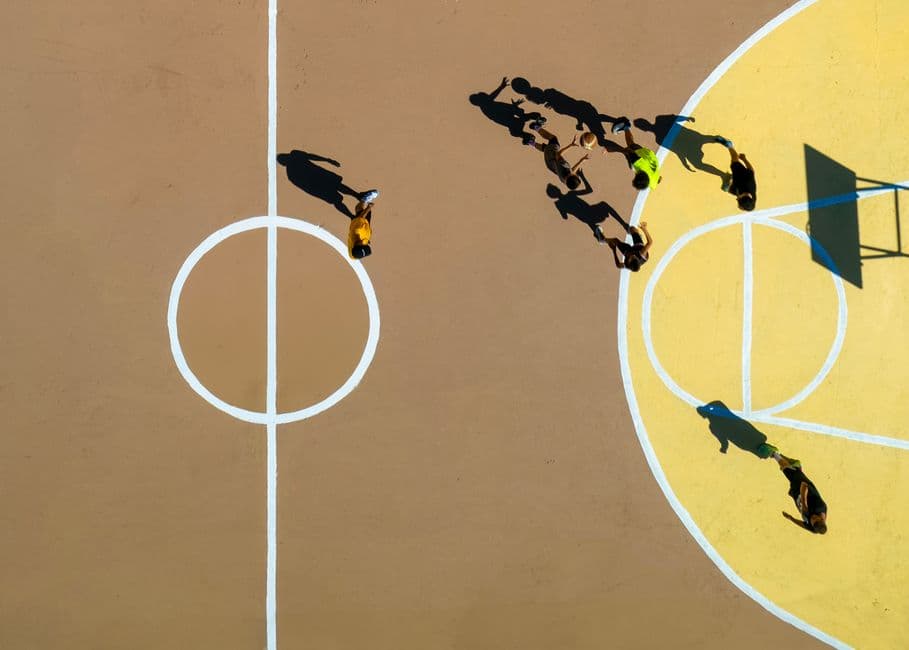 Vista aérea de un partido de baloncesto en cancha al aire