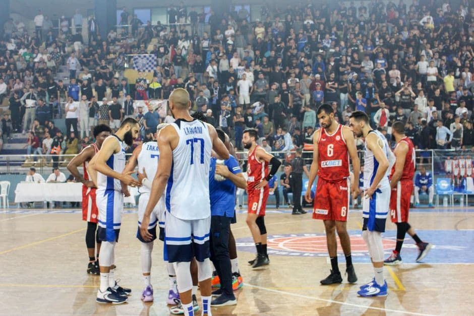 Jugadores de baloncesto en acción durante un partido
