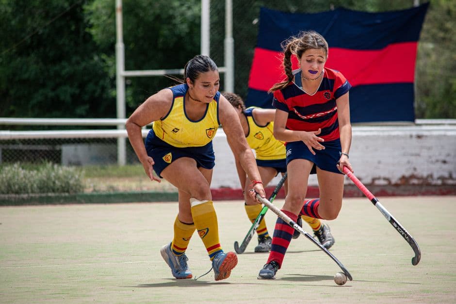 Jugadores de hockey sobre hierba en acción al aire libre
