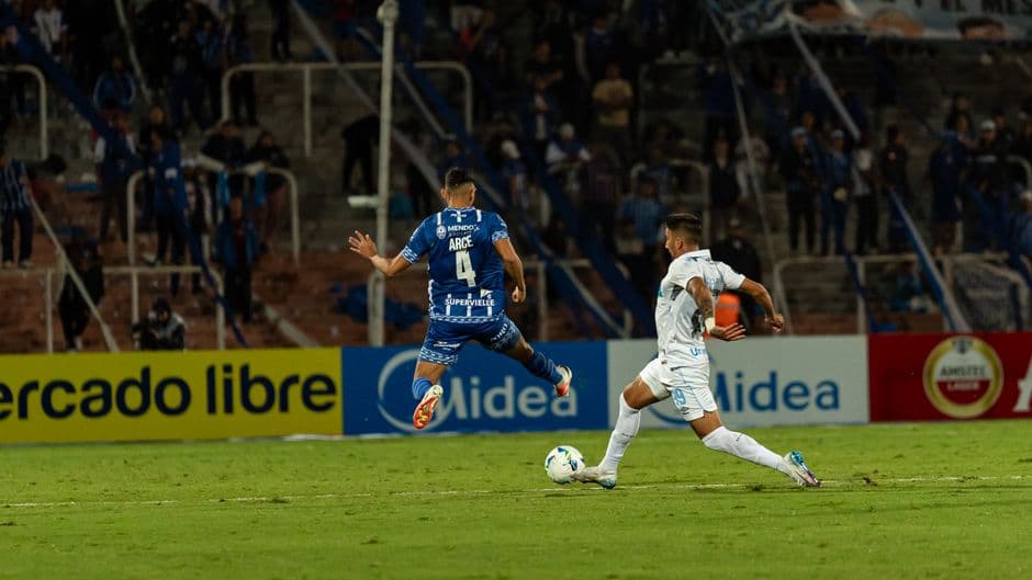 Un partido de fútbol emocionante bajo los focos del estadio