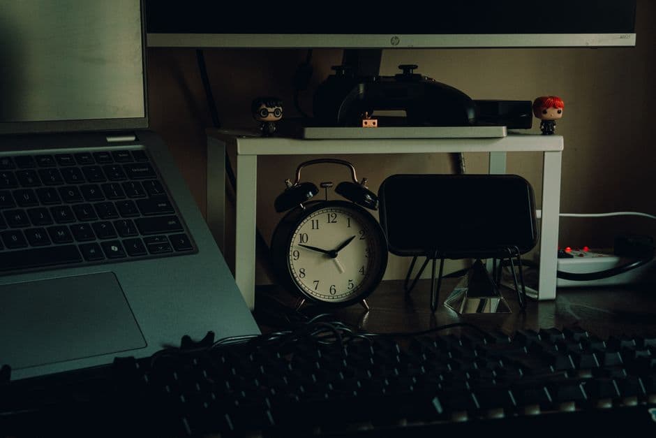 Un espacio de trabajo en hogar ordenado con computadora