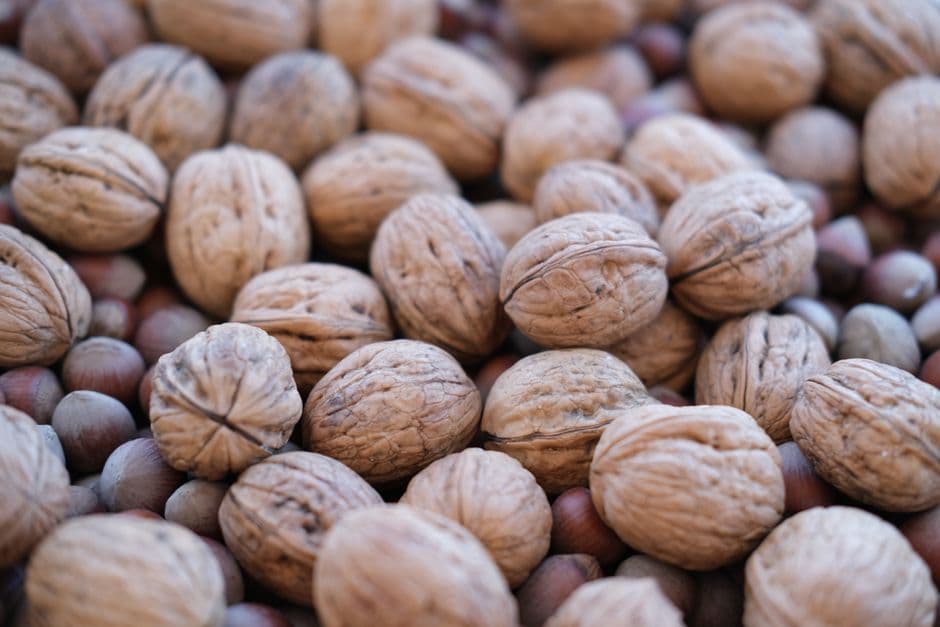 Primer plano de nueces y avellanas surtidas mezcladas