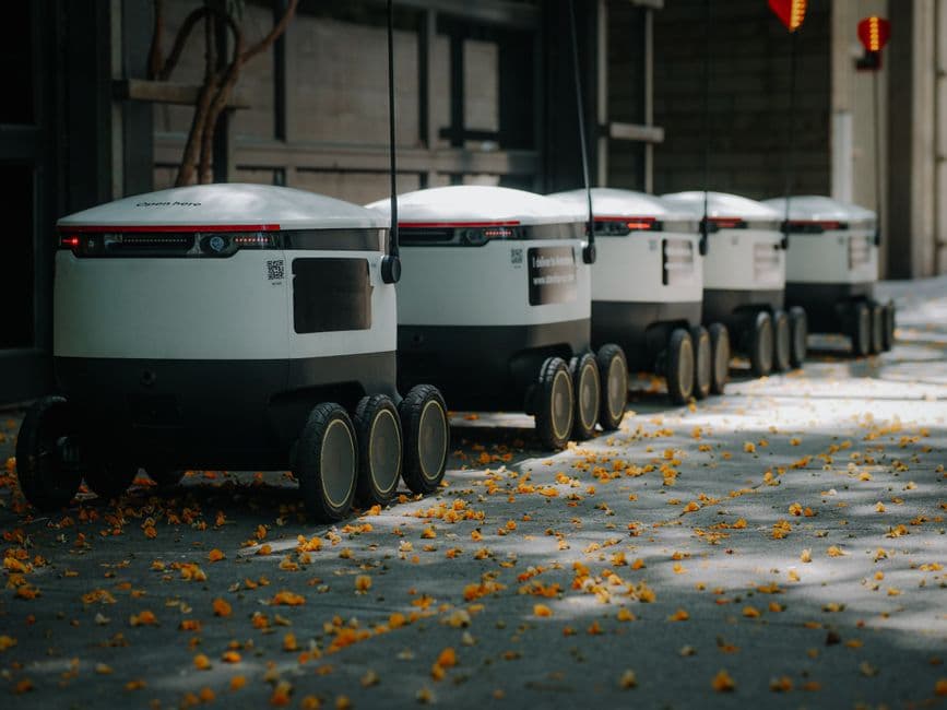 Robots de entrega en una calle lateral de una ciudad
