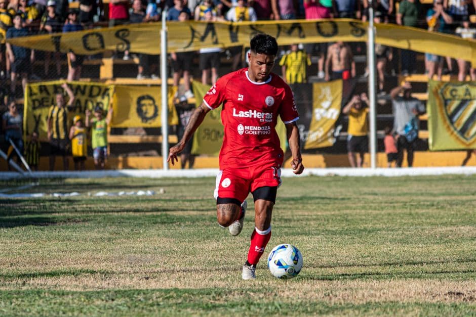 Un futbolista en acción durante un partido de día