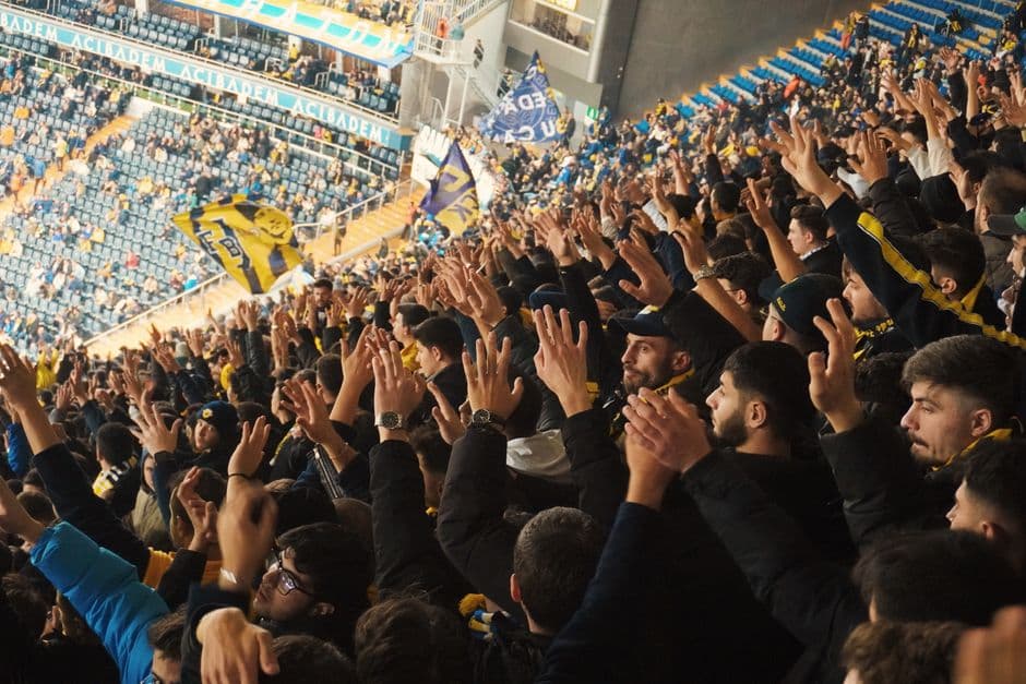 Una multitud aclamando en un estadio de fútbol