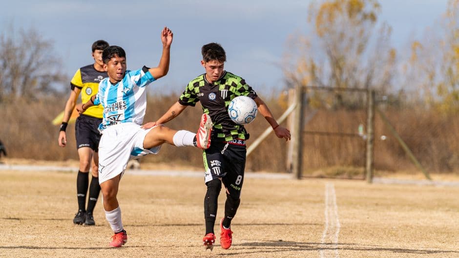 Un partido intenso de fútbol juvenil en acción