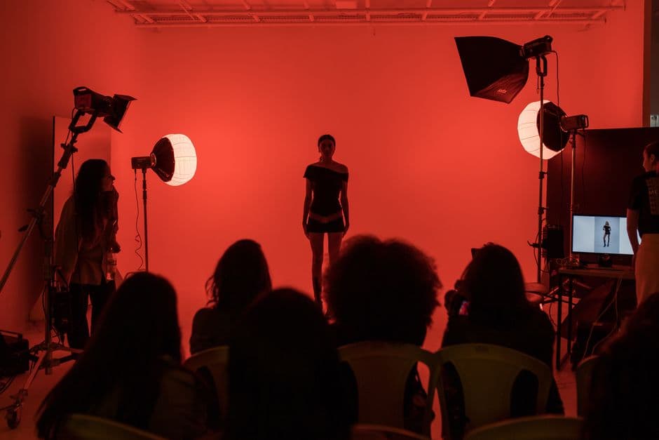 Una sesión de fotos de moda con iluminación roja