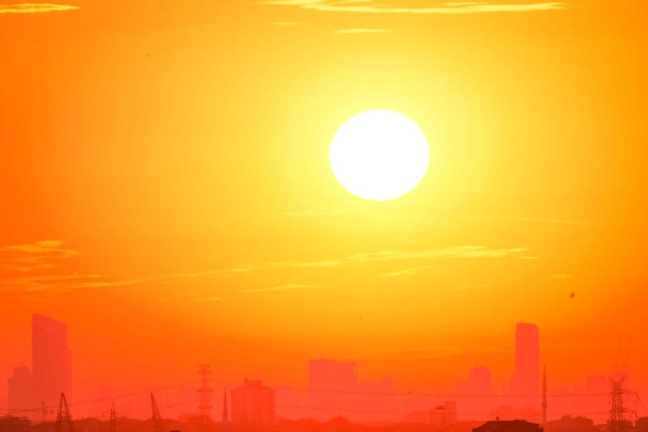 Una ciudad durante el atardecer con cielo colorido