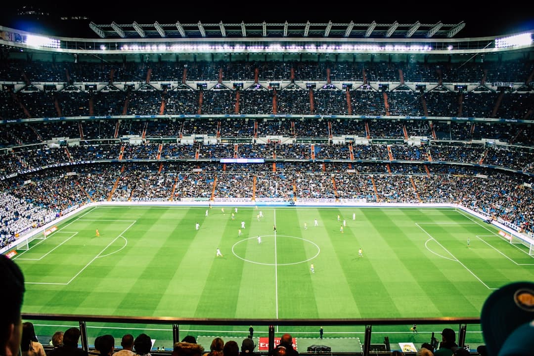 Vista general de un campo de fútbol vacío