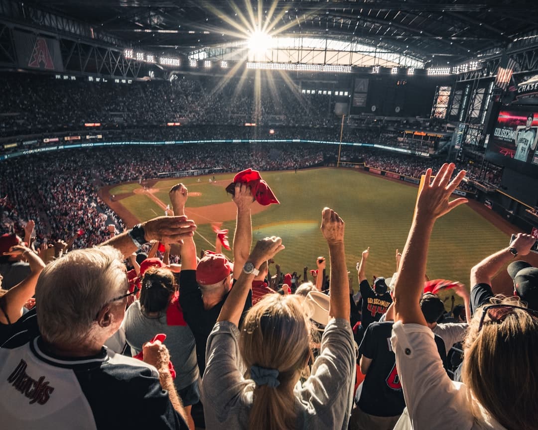 Público viendo un partido de béisbol desde las gradas