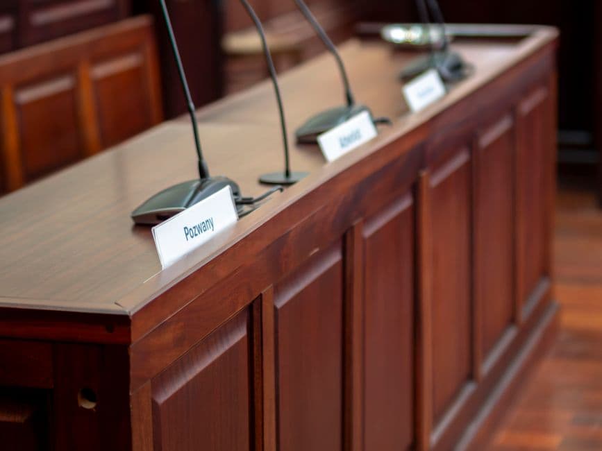 Una mesa de madera en el interior de una sala de tribunal