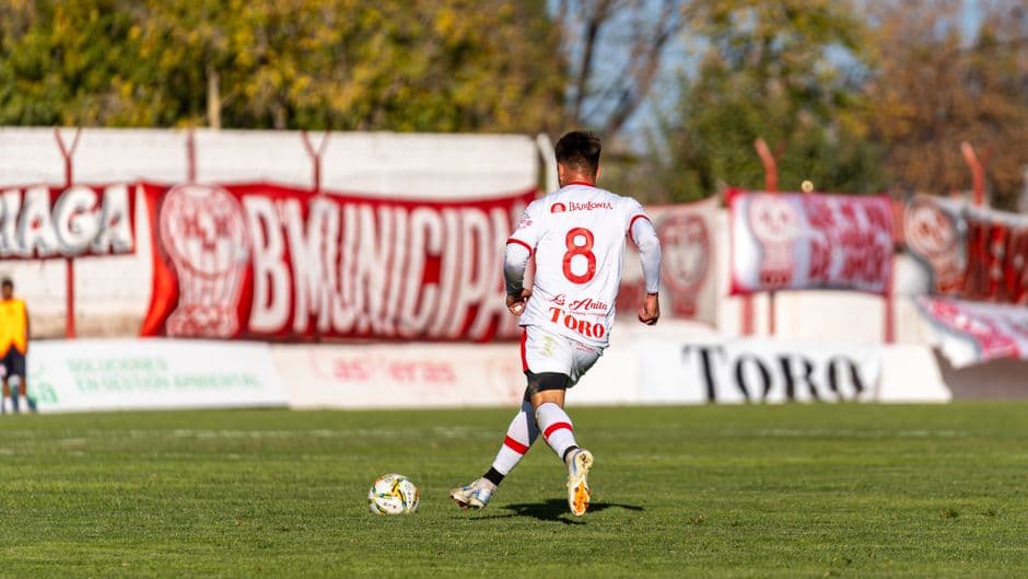 Jugador de fútbol en acción en el campo, en la sala de chat de Refuerzos de lujo