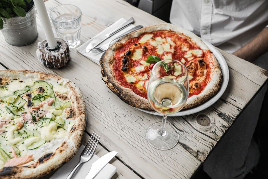 Platos de pizza servidos sobre una mesa de madera