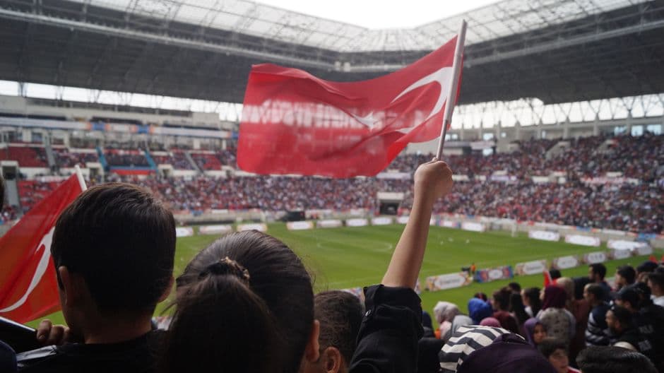 Aficionados con una bandera turca dentro de un estadio