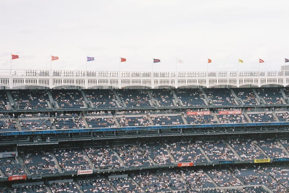 Vista aérea de un estadio de béisbol repleto en día de partido