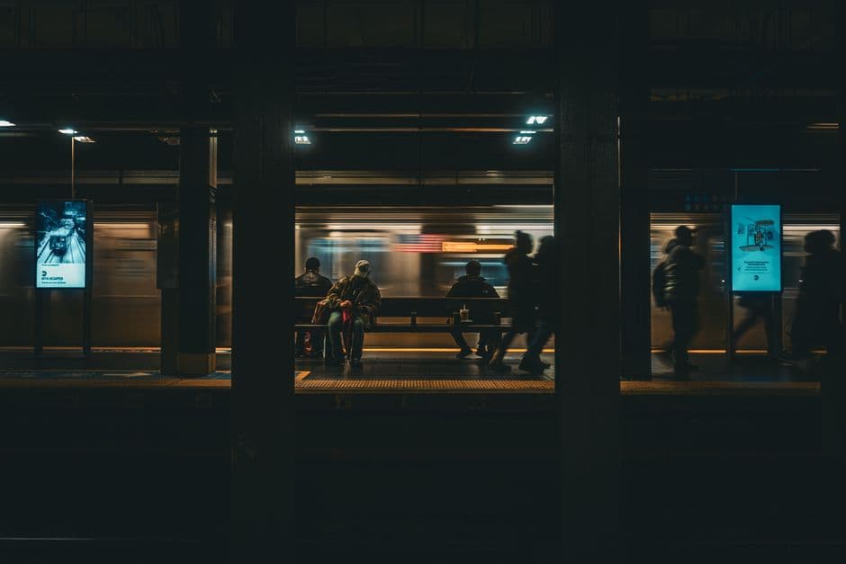 Una estación de metro fotografiada de noche