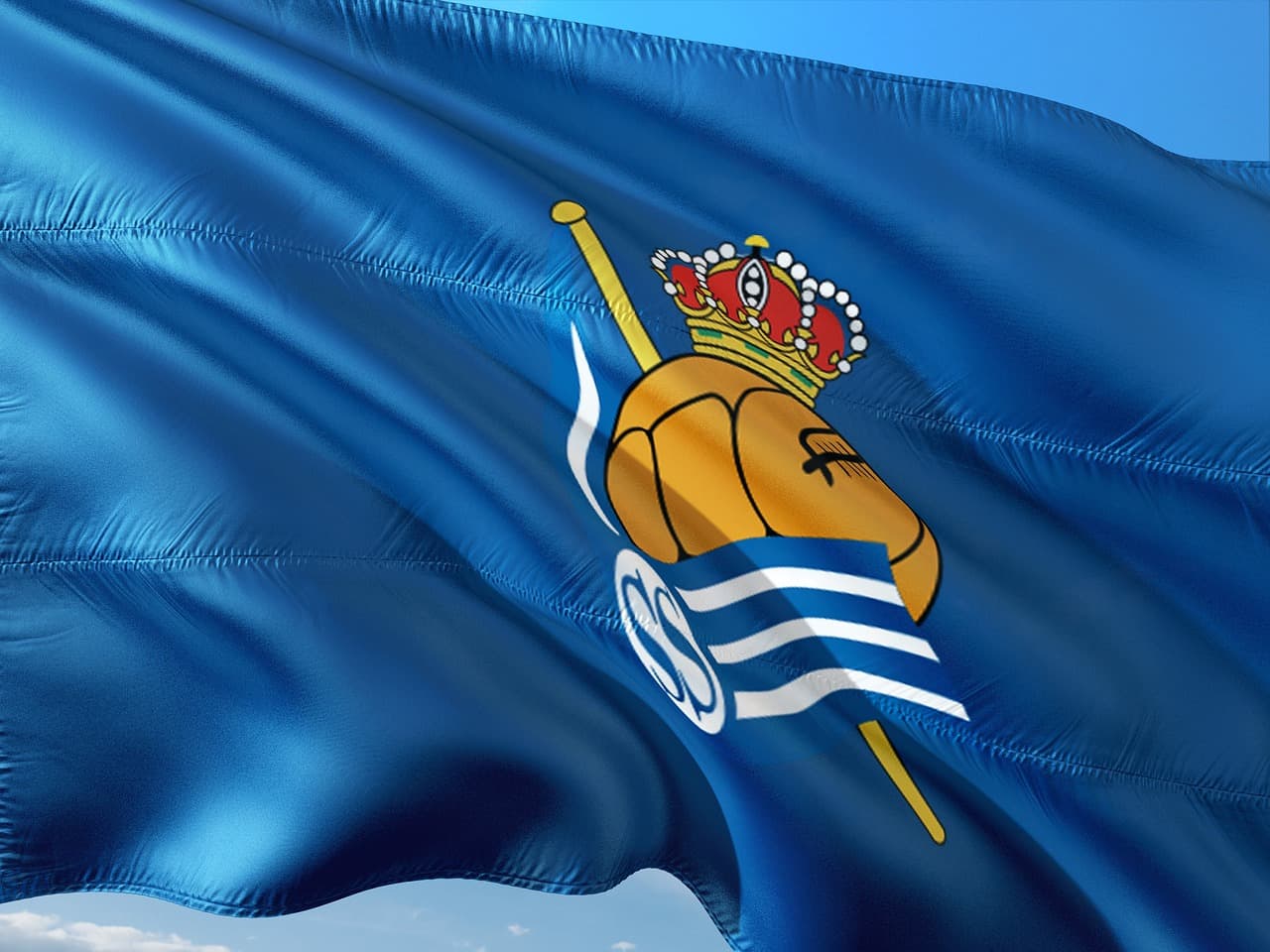 Jugadores disputando un balón en un partido de fútbol