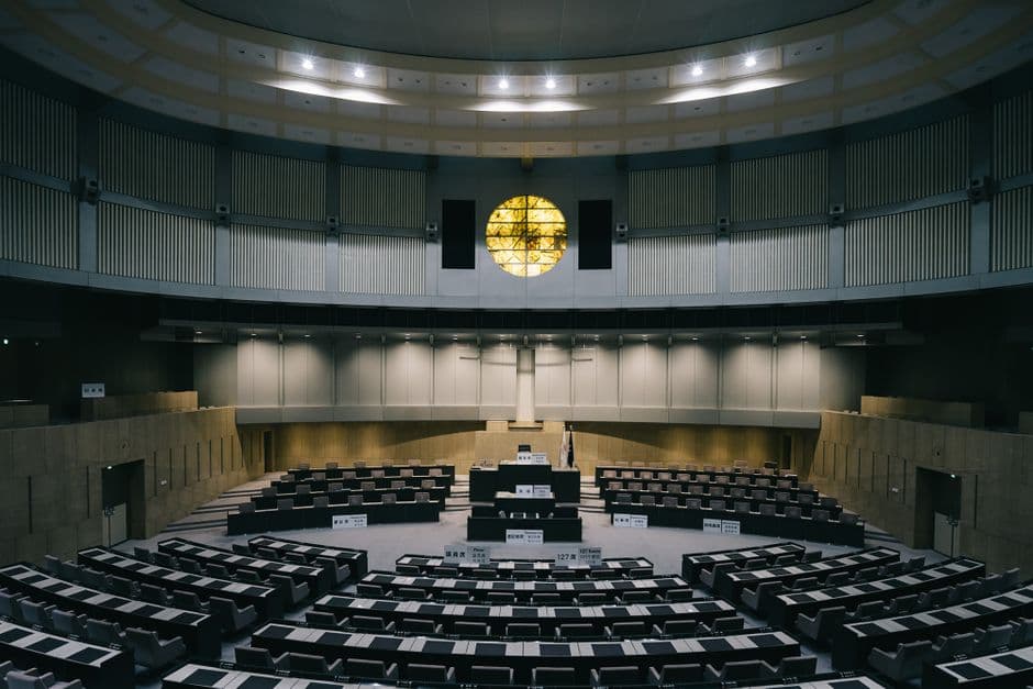 Una sala amplia y vacía con una gran mesa redonda