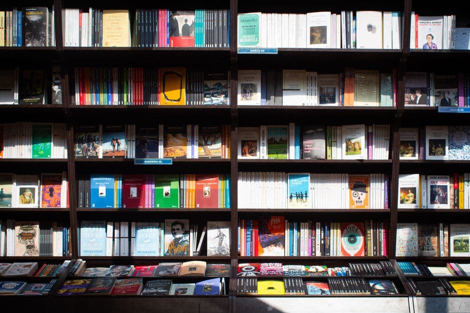 Una estantería de librería llena de libros variados